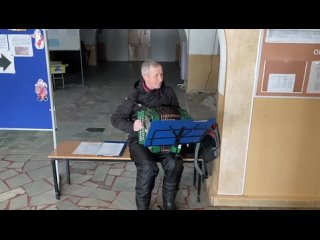 Александр Асафьев поднимает настроение на избирательном участке №1362 в Лыскове Нижегородской области 
..