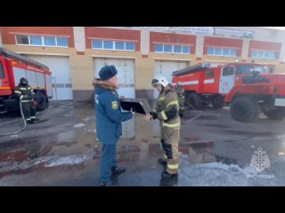 😱 Так вот как провожают пожарных на пенсию

Их поливают водой под вой сирен — именно так в Богородске отдали..