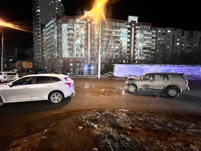 Четыре человека пострадали в ДТП в Новосибирске 

Накануне водитель Pajero Sport на Ипподромской врезался в..