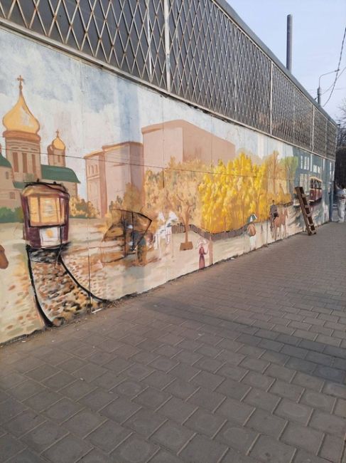 На Московской/Красных зорь рисуют трамвайное граффити. 

🚈..