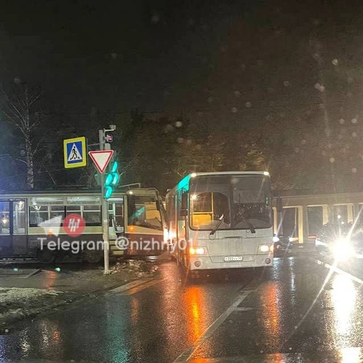 🗣Трамвай подбил автобус на остановке «администрация Приокского..