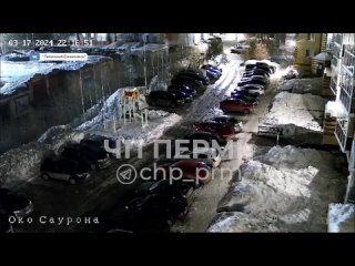 ‼17 марта с крыши торгового центра в Соликамске сошел снег. Сломался снегозадержатель не выдержав..