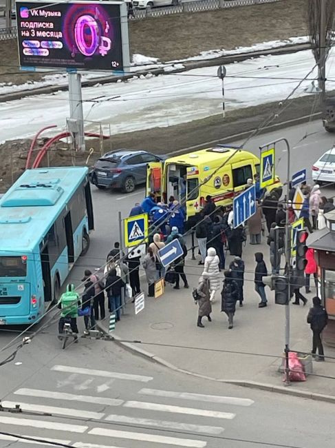 Лазурный автобус переехал петербурженку на пешеходном переходе

Очередное ДТП с этим общественным..