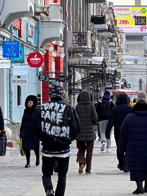 Спасибо за поздравление с 8 Марта и тюльпан 🥰
Парень в центре ходил и дарил девушкам тюльпаны..