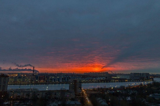 🌅 Алые закаты вновь зажигают небо с приходом..