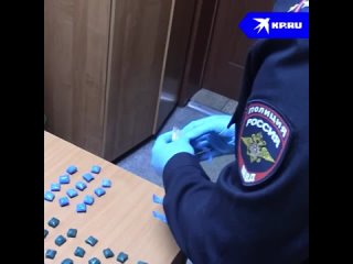 Курьера с 66 свертками мефедрона поймали полицейские в Новосибирске на жд вокзале. Он планировал отправиться..