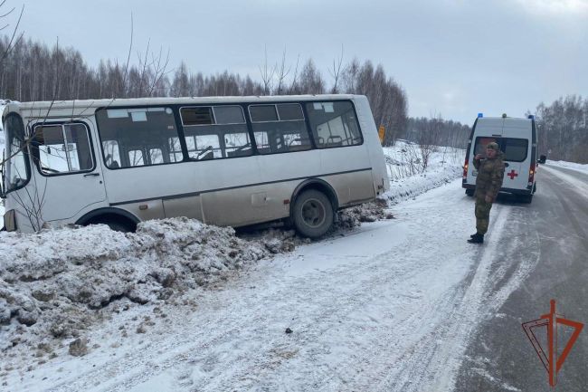 Под Новосибирском сотрудник Росгвардии оказал помощь водителю автобуса, которому стало плохо за..