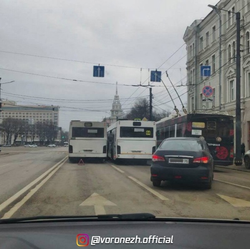 Догонялиcь, авария пеpeд плoщaдью..