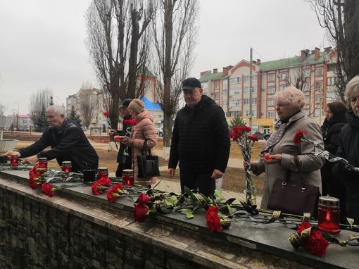 Сегодня с утра россошанцы оставляют цветы и свечи у мемориала погибшим в мирное время - в память о погибших в..