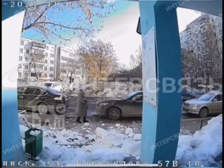 У дома 57В по улице Ворошилова рухнула снежная глыба.

Видео: Интерсвязь / Наш..