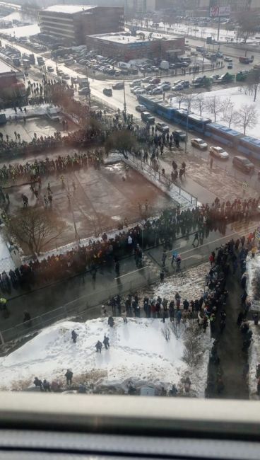 Желающие проститься с Навальным образовали километровую очередь

В Москве сегодня проходят похороны..