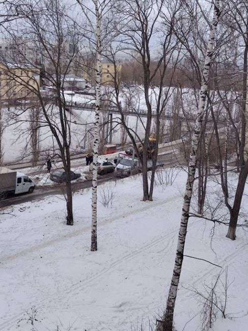 На улице Заломова начали перемещать «подснежники», которые мешают уборке снега 
..