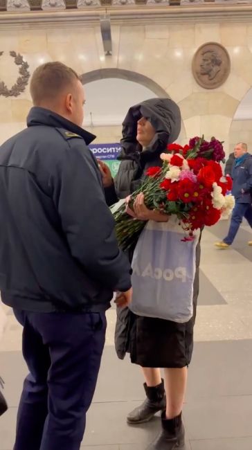 Петербуржцы остановили женщину, которая пыталась обнести мемориал в память о жертвах теракта на станции..