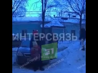 В Челябинске со зданий падают огромные ледяные глыбы. Этим людям повезло, что они рухнули не на них. 

Видео:..