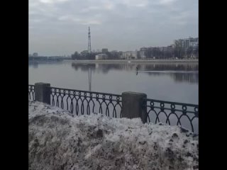 🏄‍♂На Неве еще не весь лёд сошел, а сапсерферы уже открыли..