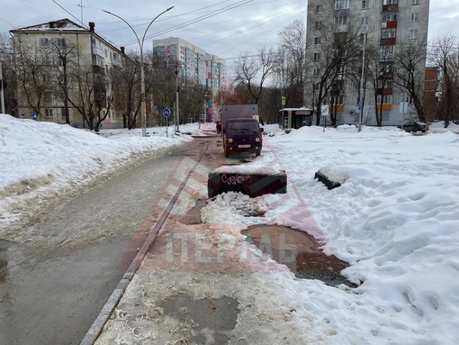 От подписчиков 

На аллее по ул. Крупской ещё один торгаш расчехлился на пешеходной зоне. Как он себя..