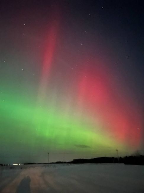 Оно вернулось! Сегодня на небе снова северное сияние.

Зеленые волны видят жители Павлова, Спасского. Фотками..