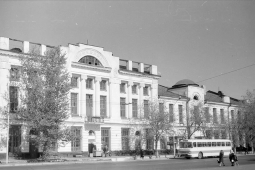 Ретроспектива. Омск. 1972 год. Здание автомобильно-дорожного..