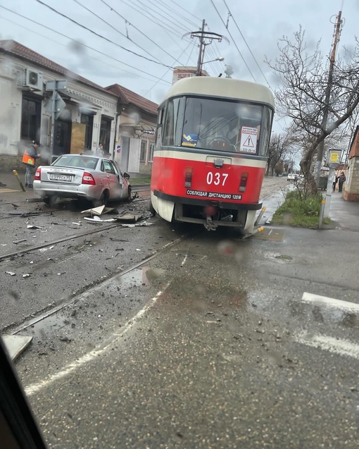 ⚡️В Краснодаре в районе пересечения улиц Горького и Костылева в результате ДТП с участием трамвая стоит..