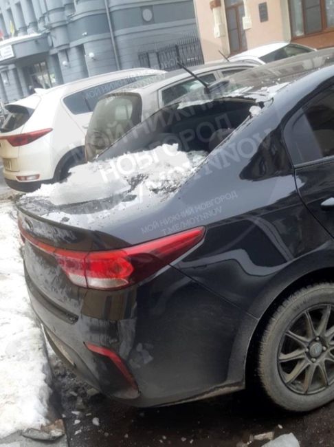Еще один автомобиль пострадал от глыбы льда, рухнувшей с крыши дома на Театральной площади.

..