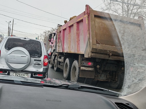 На Левом берегу развернулось большое строительство и, соответственно, начали страдать жители. На дороге..