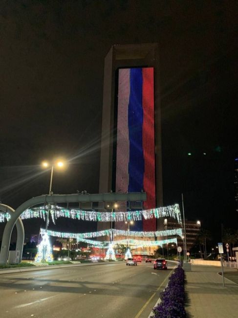 В Дубае на зданиях появились огромные российские триколоры в память о погибших в теракте в..