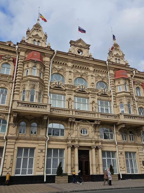 На зданиях областного правительства, полпредства и городской администрации в Ростове также приспущены..
