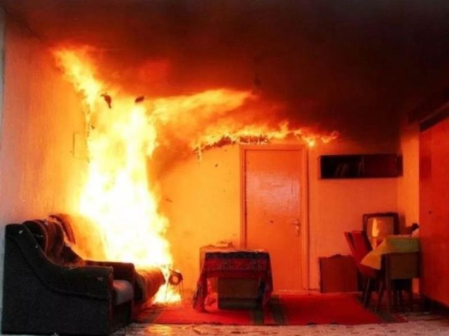 В частном секторе Новосибирска 25 марта загорелся частный дом, в котором были прописаны 37 человек.

 В..