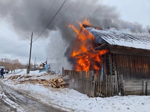 В Кунгуре около часа дня на улице Ириловская набережная произошёл пожар

Пострадавших..