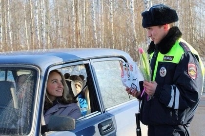 В Пермском крае сотрудники ГИБДД начали останавливать дам на автомобилях для вручения цветов

Старт акции..