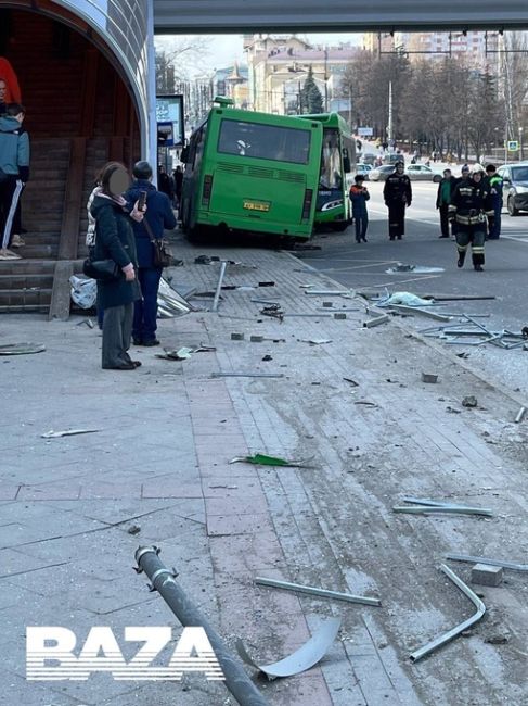 Автобус протаранил несколько машин и врезался в другой автобус в центре Курска. От удара в одном из..