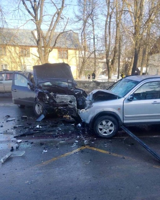 🤯 Смертельная авария в Выксе — погибли два человека и трое пострадали

❗️Водитель Хонда CRV 1957 г.р., вылетел..