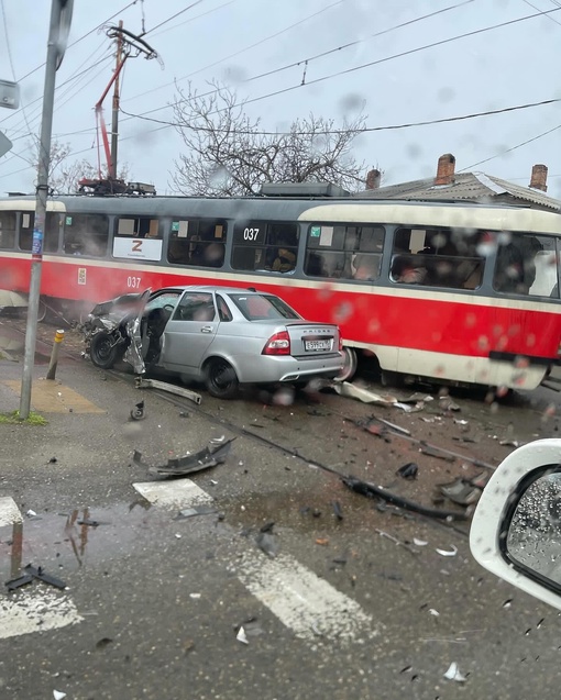 ⚡️В Краснодаре в районе пересечения улиц Горького и Костылева в результате ДТП с участием трамвая стоит..