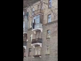 Немолодая женщина решила погулять с внешней стороны балкона на Ставропольской..