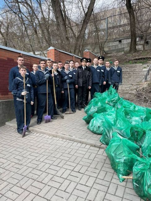 Сегодня в Ростове прошла санитарная уборка города. 

Более тысячи человек человек смогли собрать и вывезти..