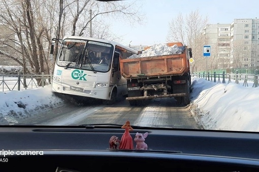 Вся боль омских дорог на одном..