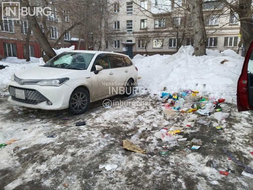 Двор на Свободы, 153 завален мусорном 

Читатель пишет, что мусор ветром задувает в окна жилого..