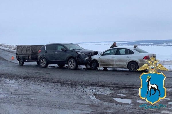 В Самарской области женщина пострадала в лобовом столкновении двух иномарок 

Авария произошла вечером 12..