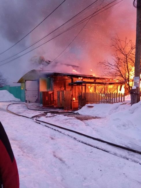 🔥 В Березниках сегодня вечером на улице Лазарева произошел крупный пожар. Огнем уничтожены два дома. К..