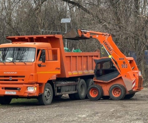 Сегодня в Ростове прошла санитарная уборка города. 

Более тысячи человек человек смогли собрать и вывезти..