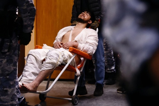 Четвёртого террориста привезли в зал суда на носилках. При задержании в Брянской области он был ранен (у него..
