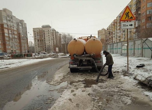 Омские дорожники круглосуточно откачивают воду с улиц

Сейчас дорожные службы откачивают воду с дорог..