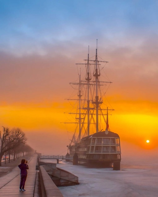 😍 Фрегат «Благодать» в лучах закатного..