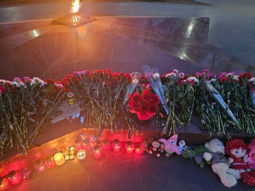 Таганрожцы продолжают приносить цветы к стихийным мемориалам в память о жертвах теракта в "Крокус сити..