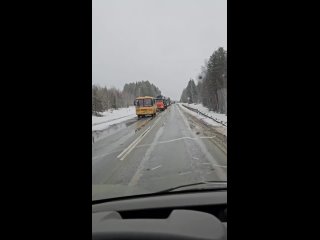 ‼️В Пермском крае автоинспекторы помогли вытащить фуру, провалившуюся на дороге

На 24 км автодороги..