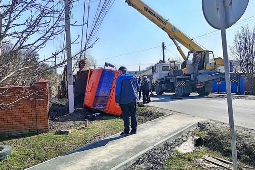 В посёлке Каменоломни под Шахтами перевернулся КаМаЗ

 На место аварии приехал эвакуатор, чтобы вернуть..