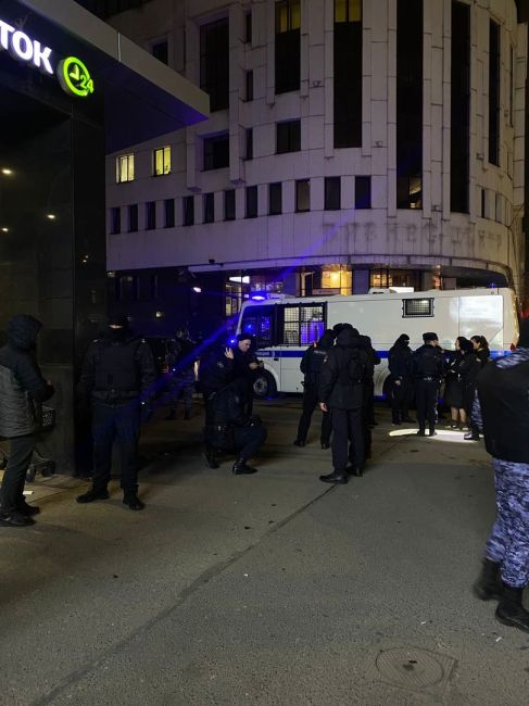 Неизвестные устроили массовую драку со стрельбой в центре Петербурга

Полиция ищет участников потасовки у..