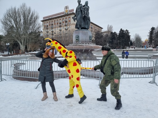 Тем временем в Волгограде по верхней террасе Центральной набережной гуляет безнадежно одинокий Чебурашка..