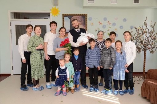 В семье из Лисок родился 12 ребенок! 
 
На фото счастливые мама и папа Петр и Ульяна Литвиненко и их..