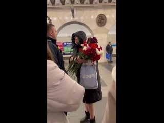 Петербуржцы остановили женщину, которая пыталась обнести мемориал в память о жертвах теракта на станции..